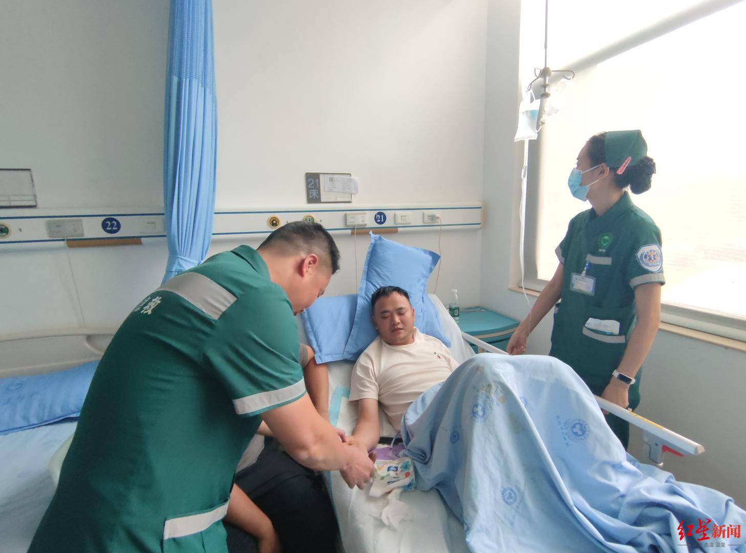 丹麦丙组联赛_男子被毒蛇咬伤拦车自救丹麦丙组联赛?当事人讲述:当时可能把手指直接伸向了蛇嘴里