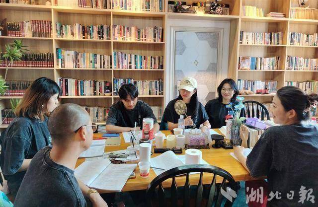 皇冠信用网在线注册
_湖北知名导演执导 取景昙华林 国内首部新国风AI奇幻电影《云曰书馆奇妙夜》开机