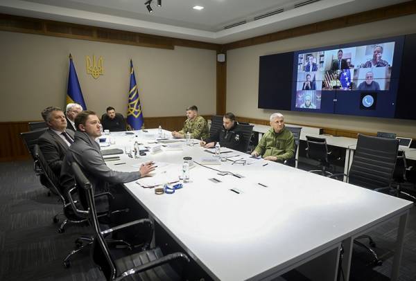 世界杯皇冠足球平台_泽连斯基:特朗普让我们撤离乌东世界杯皇冠足球平台,他要建“自由经济区”